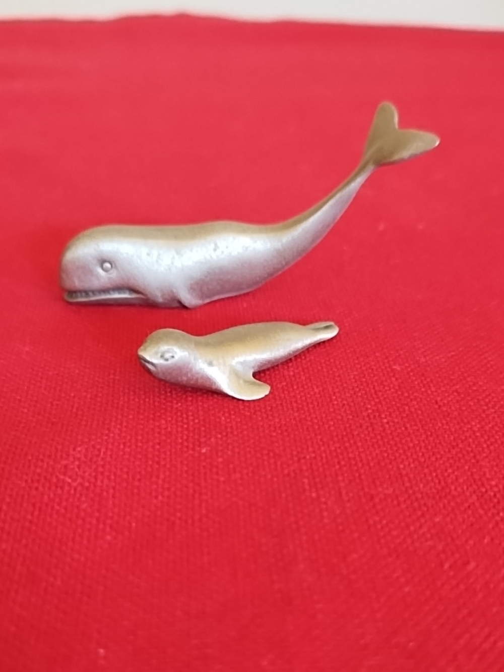 2  SPOONTIQUES VINTAGE PEWTER WHALES.  MAMA  & BABY ?